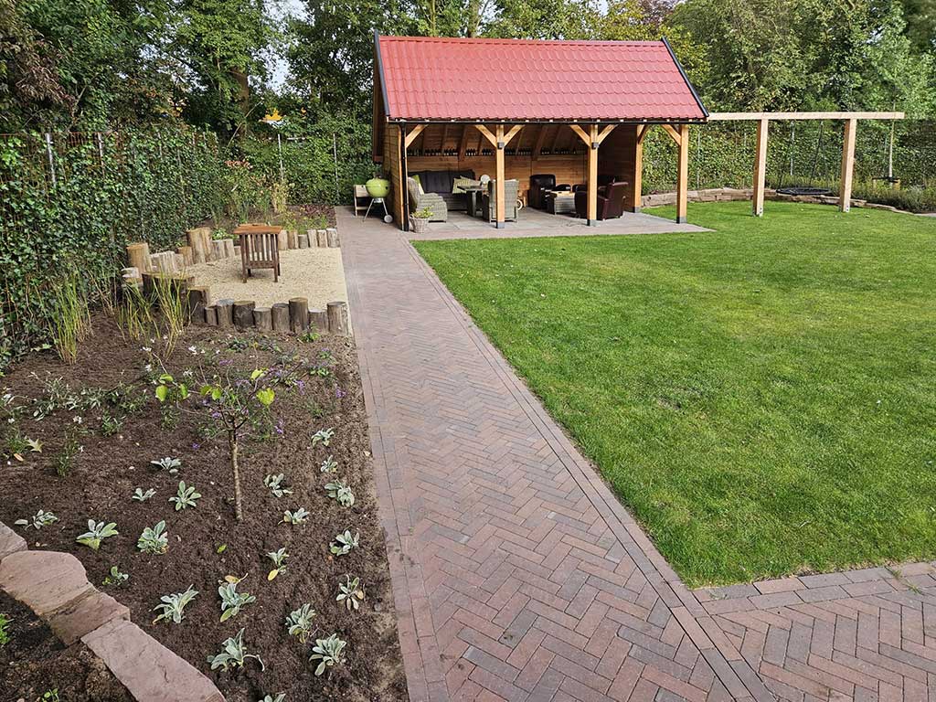 Hovenier breuer houten schuur met overkapping terras