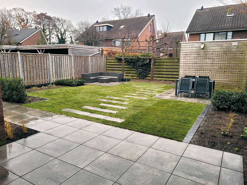 Hovenier breuer tuin met gazon en bestrating