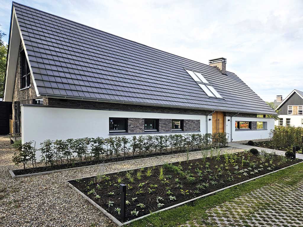 Hovenier Breuer strakke tuin nieuw aangeplant