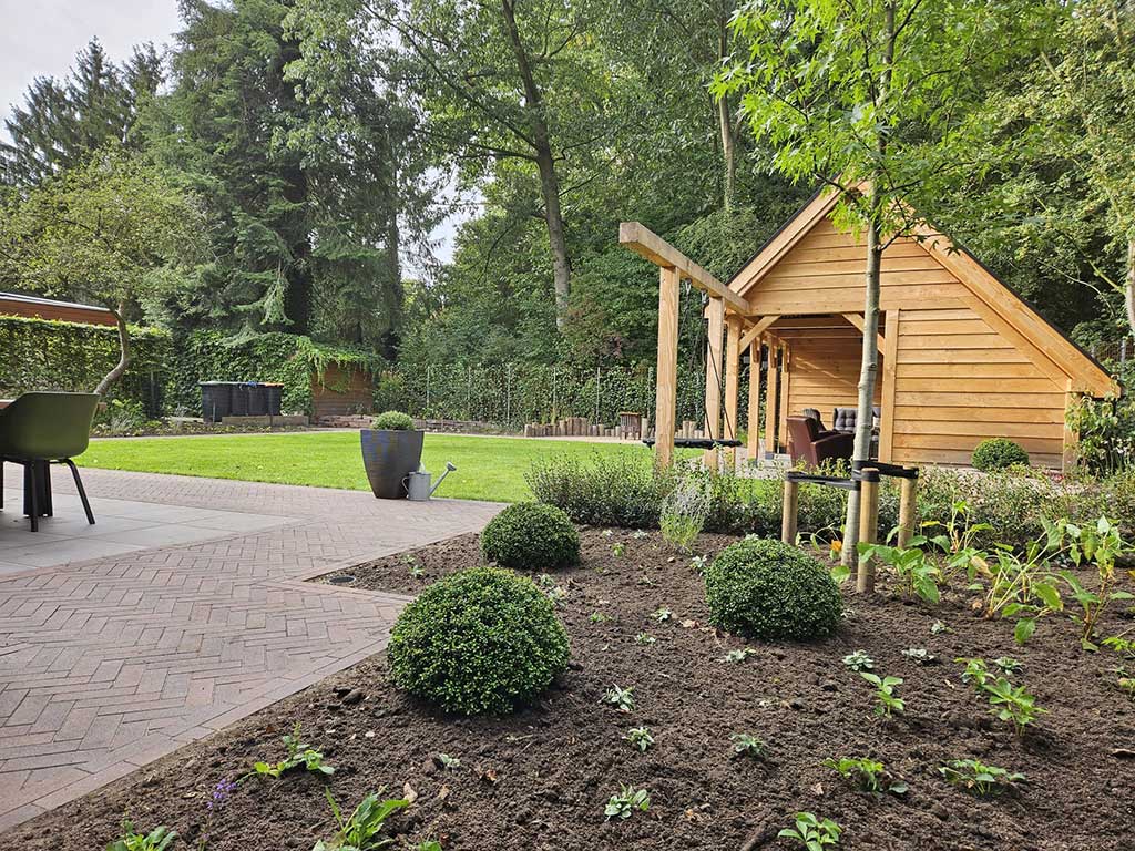 Hovenier Breuer nieuw aangelegde tuin met veranda